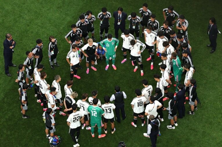 ブラジル戦後、「最後の円陣」を組む日本代表。森保一監督の話に全員が耳を傾ける ／ photograph by Getty Images