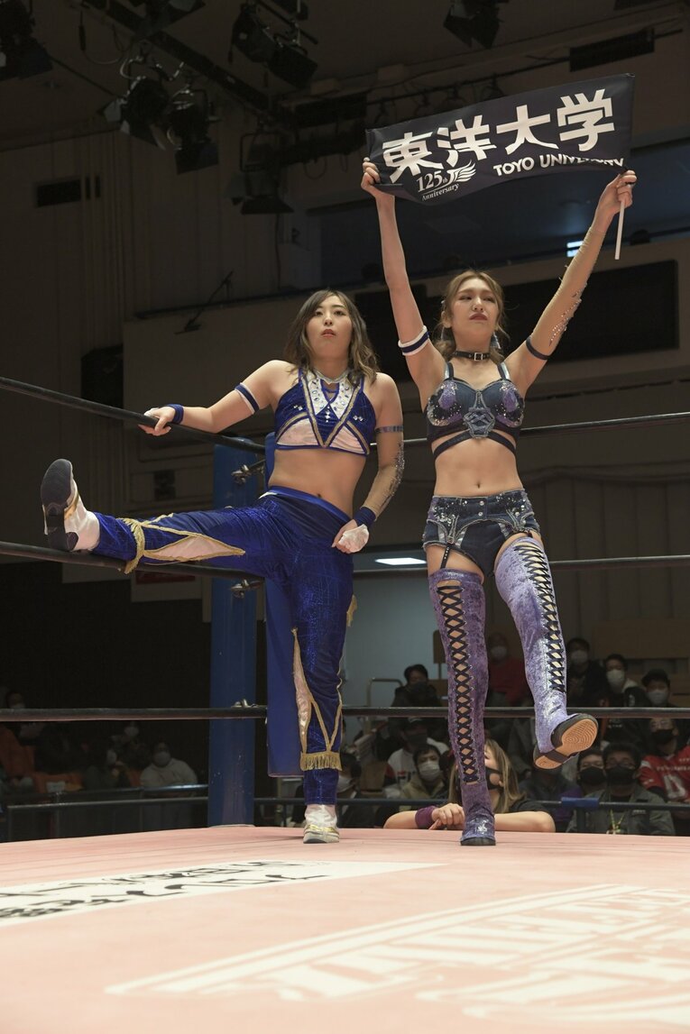 チーム東洋大　桐生真弥（左）と上福ゆき　（C）東京女子プロレス