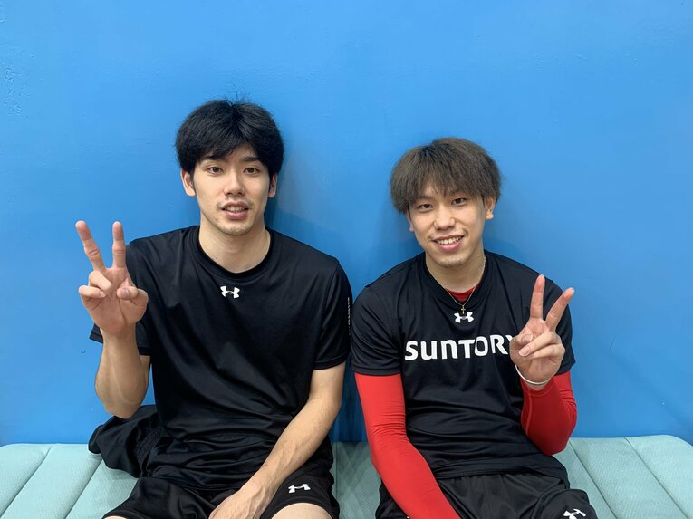同い年で常に行動を共にしてきた小野遥輝と大宅真樹　©︎V.LEAGUE