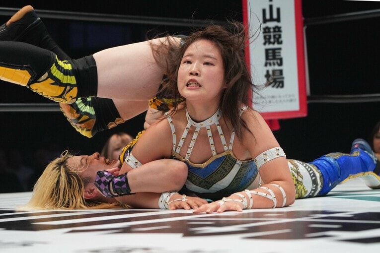 八神蘭奈と戦う弓月。2024年1月3日、横浜武道館　©Essei Hara