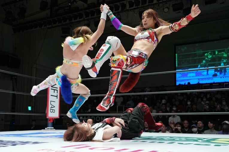 鹿島沙希に合体エルボーを落とす岩谷麻優と向後桃　©Essei Hara