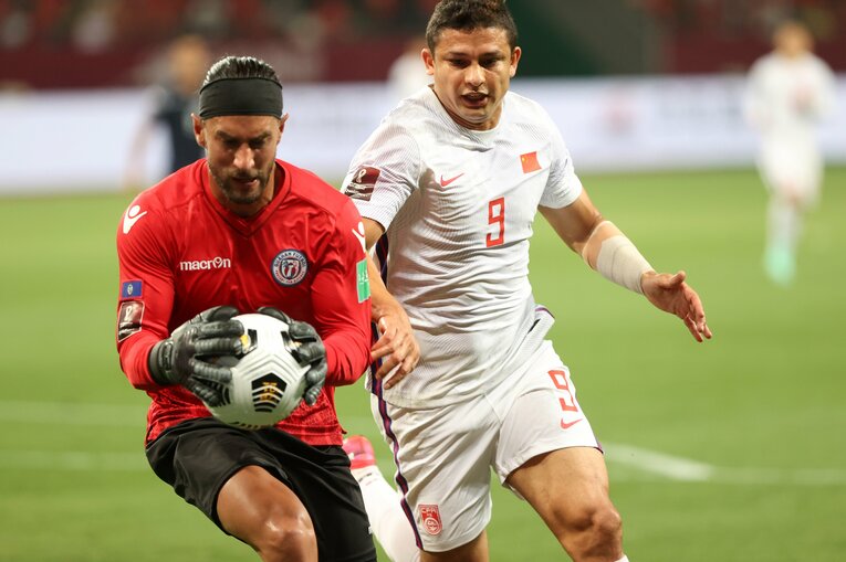 ブラジル出身で中国代表のエウケソン・ジ・オリヴェイラ・カルドーゾ（右）も要注意だ　©Getty Images