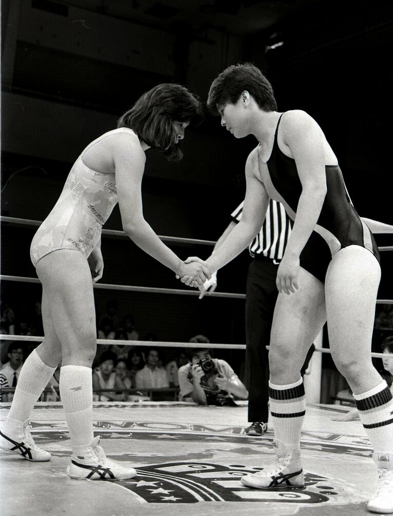 豊田真奈美（左）のデビュー戦。対戦相手は中村幸子　©東京スポーツ新聞社