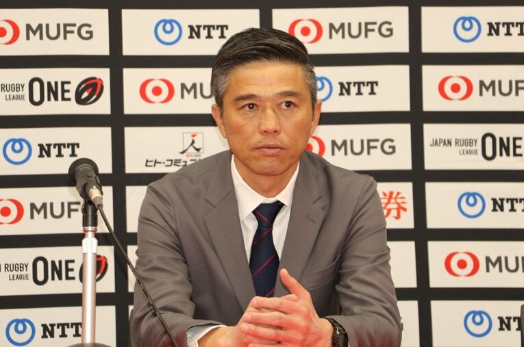 横浜イーグルスを率いて3シーズン目を迎える沢木敬介監督。2018年12月から黒星がない王者ワイルドナイツを寸前まで苦しめた ／ photograph by Nobuhiko Otomo