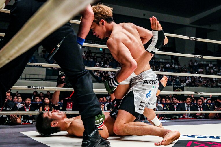 ダウンした日沖に追撃のパウンドを放つ朝倉未来　©RIZIN FF Susumu Nagao