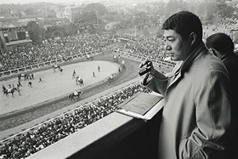 寺山修司　てらやま しゅうじ
1935年12月10日、青森県弘前市生まれ。劇団「天井桟敷」を主宰したほか、詩人・歌人、エッセイスト、映画俳優など様々なジャンルで才能を発揮した。1983年5月4日、敗血症のため47歳で死去。没後30年の今年は、関連書籍の出版や寺山作品の上演が全相次いでいる。 