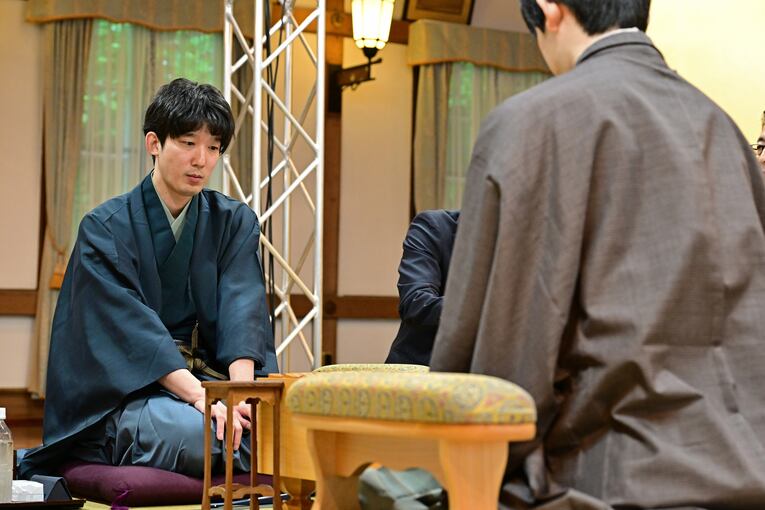 藤井に食い下がった杉本　©日本将棋連盟