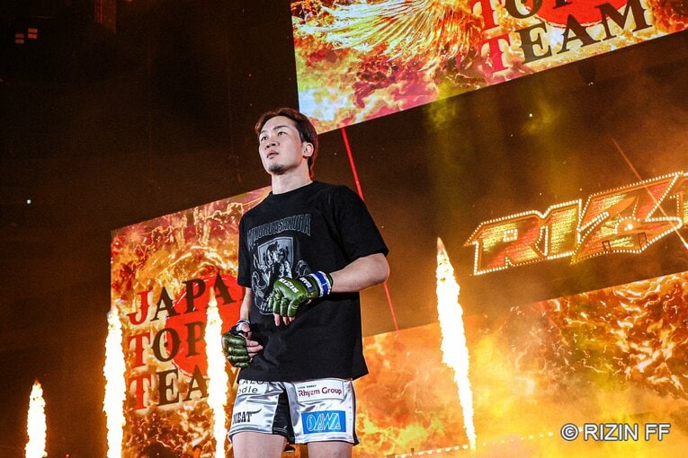 朝倉未来の入場シーン。不利予想は承知のうえでリングに上がった　©RIZIN FF