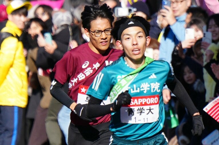 5区、早稲田大・工藤慎作（3年）を抜き去る青学大・黒田朝日（4年）。今年の箱根駅伝で最も衝撃的なシーンだった ／ photograph by JIJI PRESS