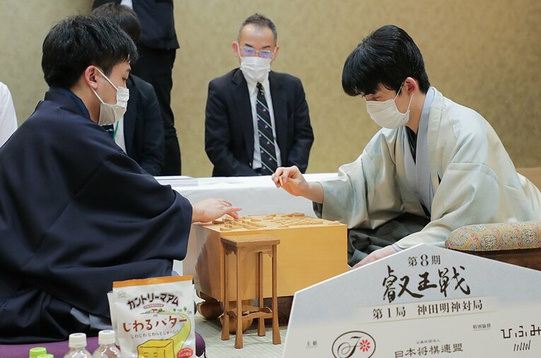 2022年度の叡王戦、藤井聡太−菅井竜也の対局。年明けの王将戦は同カードとなる ／ photograph by JIJI PRESS