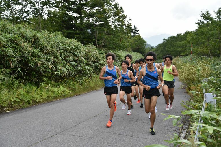 帝京大学駅伝部、ナゾの“はっぴ組”とは？ 「布団の上げ下ろし、食事の配膳もする」“バイト”ランナー(12) ／ photograph by Satoshi Wada