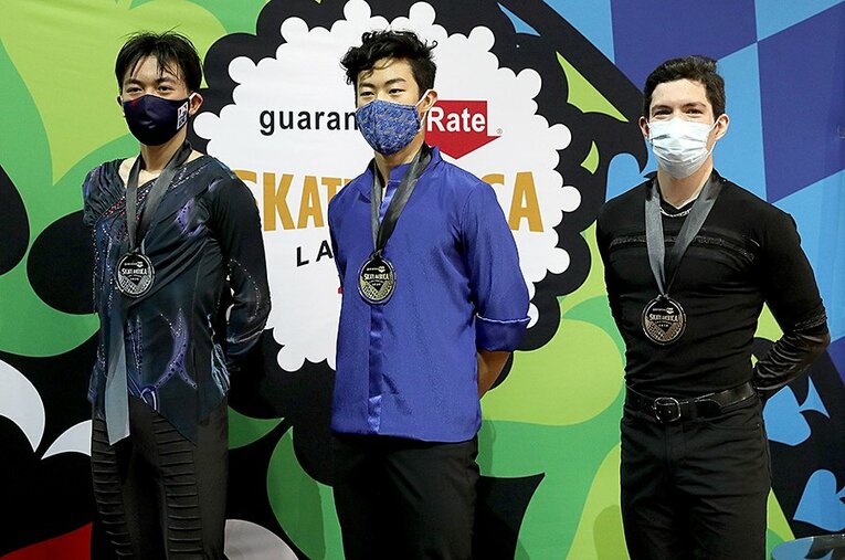 左から、2位ビンセント・ジョー、優勝したネイサン・チェン、3位のキーガン・メッシング。マスクをつけての撮影となった  ／ photograph by Getty Images