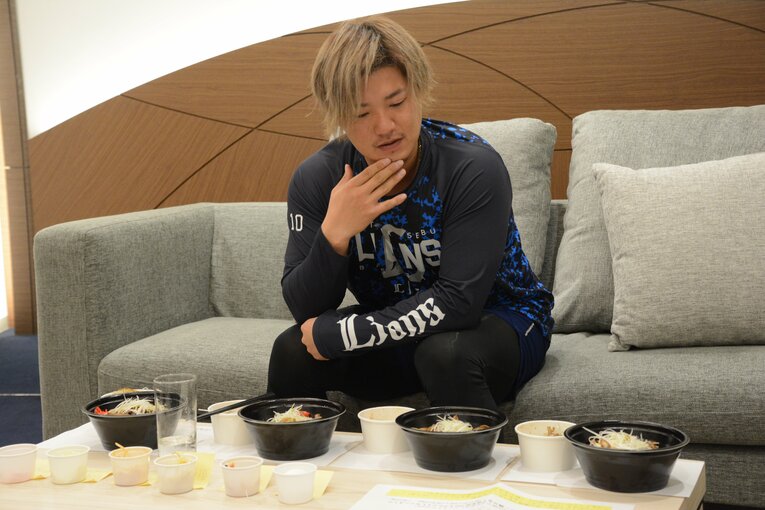 佐藤龍世選手のプロデュースグルメ、試食会の様子 ©Carlos Yabuki