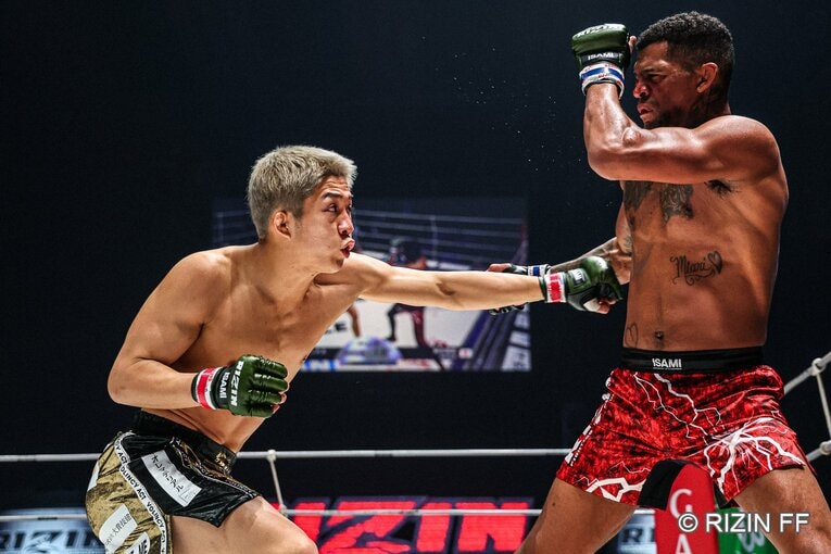 秋元強真vs.パッチー・ミックス　©RIZIN FF