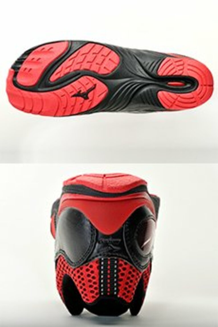 【写真上】 裸足に近い履き心地と歩きやすさを両立させたソール。4層構造になっており、1枚目（中敷）の段差が指先で地面を掴む歩きを生み、2枚目がその段差をサポート。3枚目でヒールを保護し、4枚目がクッション性を確保している。
【写真下】 人の足を連想させるラウンドソールは、まさに人間の踵の形状をリアルに再現。靴の側面と底から踵を包み込むような独特の構造は、人間の踵が持つ衝撃吸収性（踵の脂肪がショックを緩和）を引き出すためだ。 