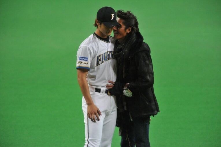 2009年の日本シリーズ（日本ハム×巨人）で小原裕貴の始球式にエスコート役として登場した新庄は先発のダルビッシュに何か囁く　©︎Naoya Sanuki