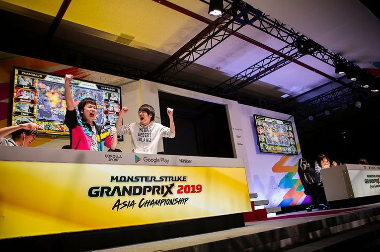 4月28日の九州予選から始まったモンストグランプリ2019 アジアチャンピオンシップ。中部予選Bブロックでは、プロチームを下して勢いに乗る｢どんどんススムンガ｣(写真左)が見事に優勝。試合会場は異様な熱気に包まれた。 ／ photograph by Tadashi Shirasawa