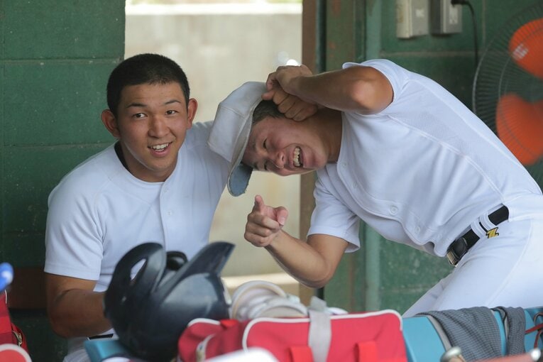 2018年のドラフト5位で日ハムに入団した柿木（左）とベンチで戯れる青地　©JIJI PRESS