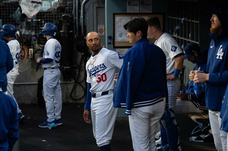 ムーキー・ベッツと会話する大谷翔平　©Nanae Suzuki