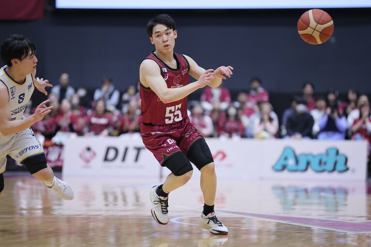 たびたび観客を沸かせている岡田のノールックパス　©︎B.LEAGUE