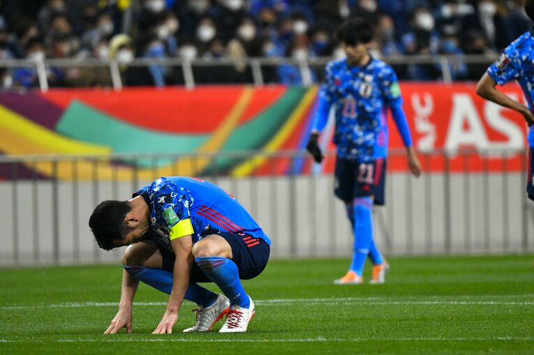 試合終了直後、キャプテンの吉田麻也は悔しそうにピッチに座り込んだ　©Takuya Sugiyama/JMPA