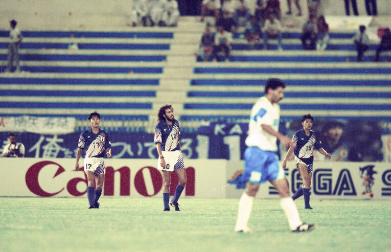 「ドーハの悲劇」直後にうなだれるラモス瑠偉。左には現日本代表監督の森保一