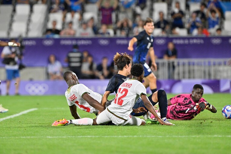 細谷真大のドリブル突破から生まれた山本理仁の決勝ゴール（3枚目／全8枚）©Takuya Nakachi/JMPA