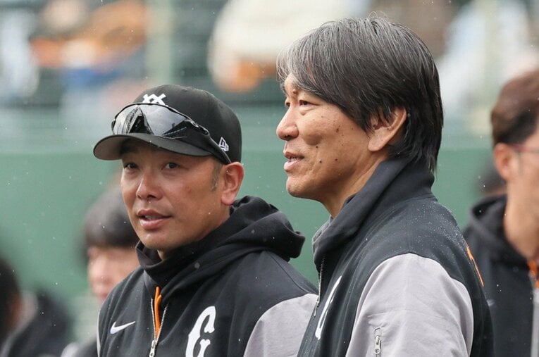 阿部慎之助前監督（左）の次の巨人監督はどうなるのだろうか？　有力候補と考えられる松井秀喜氏（右）の胸中を、最もよく知る元広報・香坂英典氏に尋ねた ／ photograph by JIJI PRESS