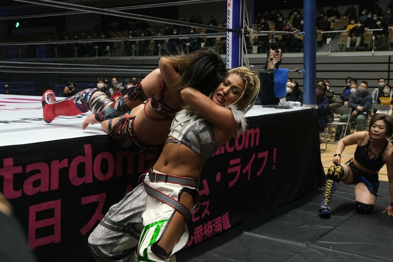 朱里とジュリア、“赤いベルト”戦を前にタッグ解散…スターダムを大きく変える「容赦なし」の対決とドンナ・デル・モンド結成秘話(20)