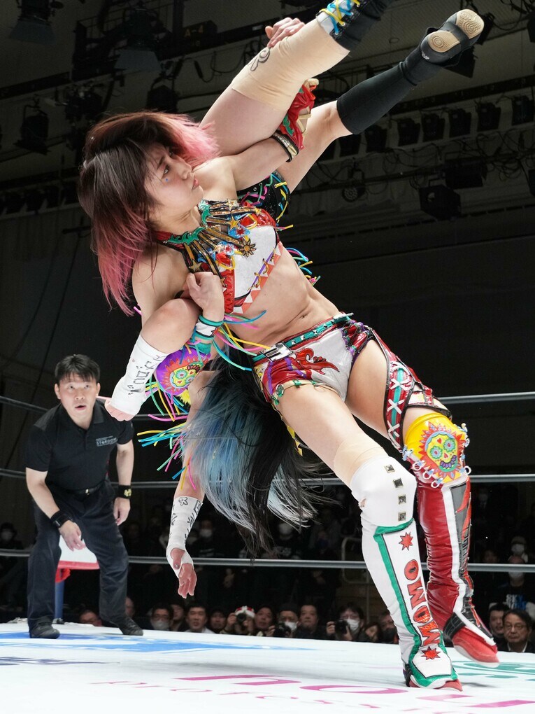 星来芽依に巻き付かれた向後桃　©Essei Hara