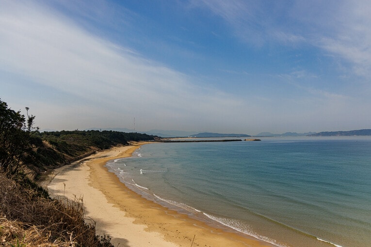 白い砂浜と青い海が広がっていた。西側には志賀島も見える