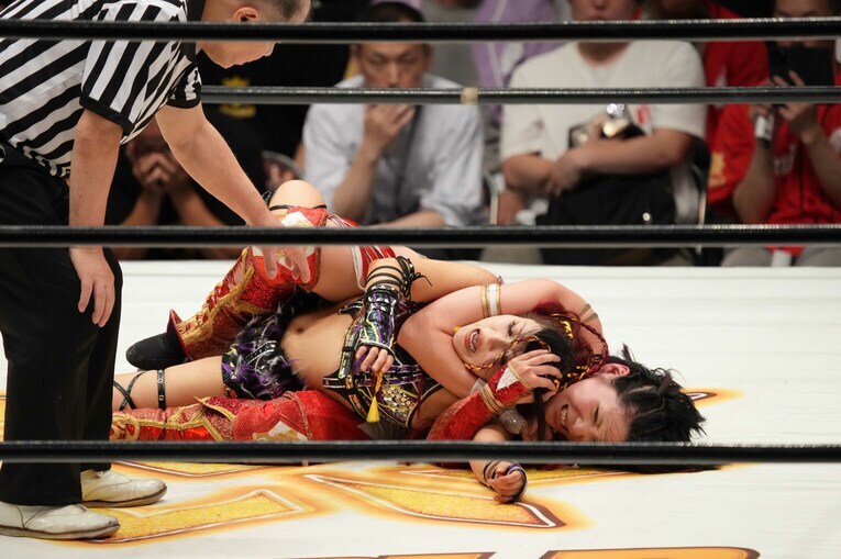 グラウンドでイヨ・スカイを絞める林下詩美　©Hiroki Watanabe