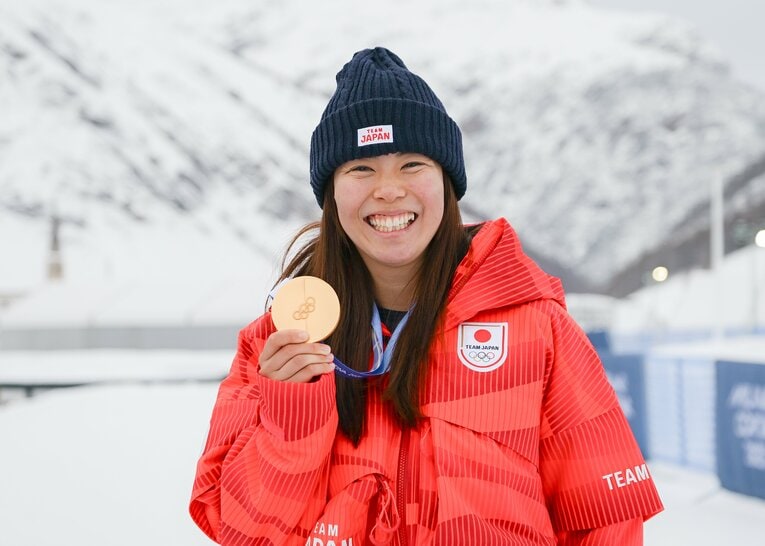 同じく佐藤コーチに師事する深田茉莉とスロープスタイルでアベック金メダルとなった　©Nanae Suzuki / JMPA
