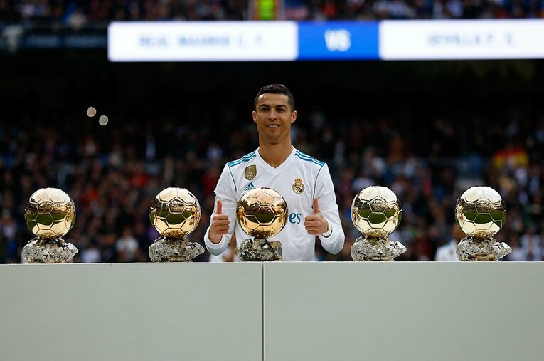 5度目のバロンドール受賞を祝福されるロナウド。ここまでズラリと並ぶと、壮観というより有難みがないような……。 ／ photograph by Getty Images