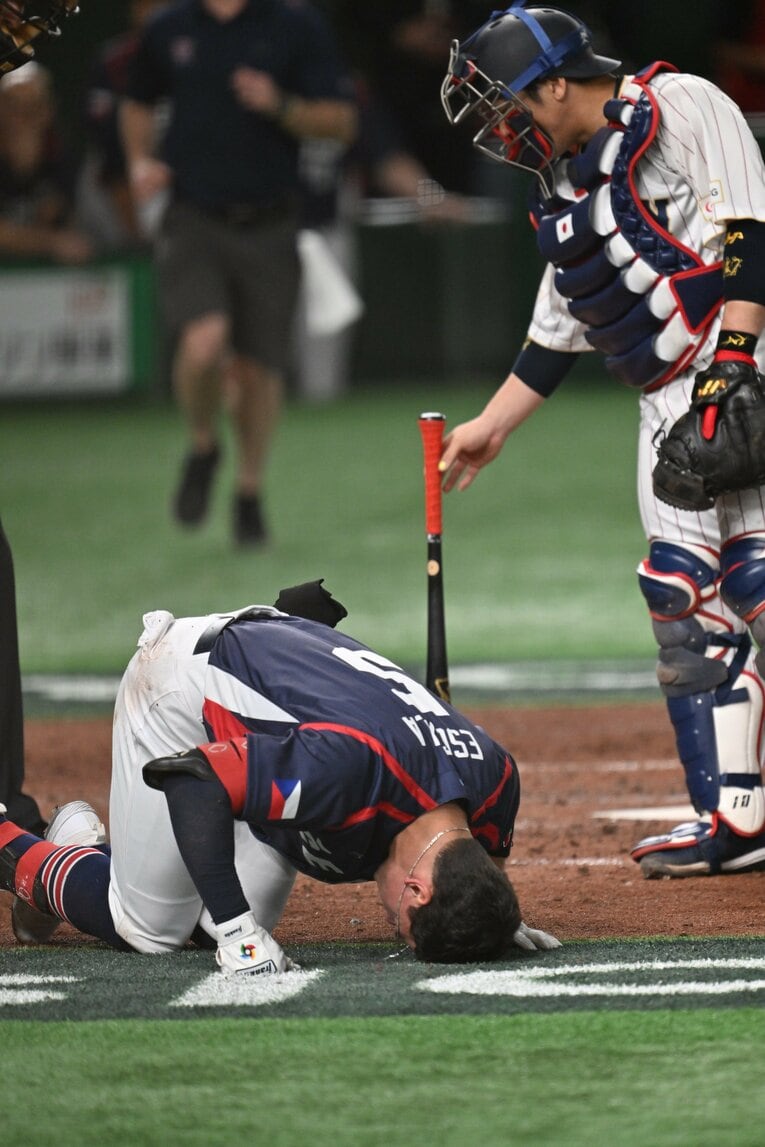 左膝に160キロを超える速球が直撃し、苦悶するチェコの選手　©Naoya Sanuki