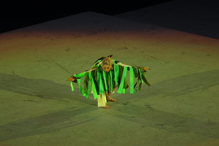 東京五輪閉会式、ダンサーのアオイヤマダによる鎮魂を表現する踊り　©JMPA