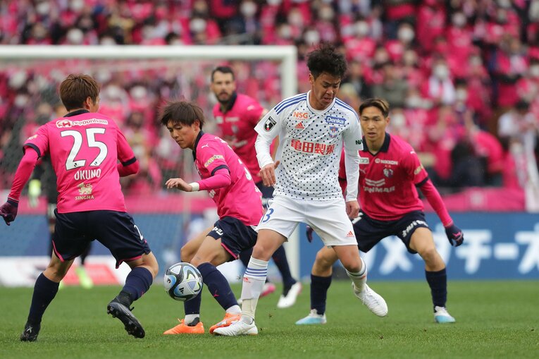 J1初陣のセレッソ大阪戦、中盤で厳しいマークにあう新潟MF伊藤涼太郎。かつてC大阪U-15に所属していた　©︎J.LEAGUE