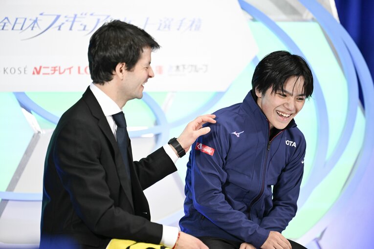 最後の全日本フリー後、ランビエルコーチと笑顔を浮かべた宇野　©Asami Enomoto