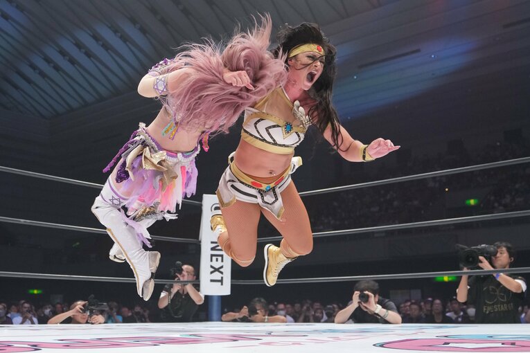 ラリアットで中野たむを吹き飛ばすメーガン・ベーン