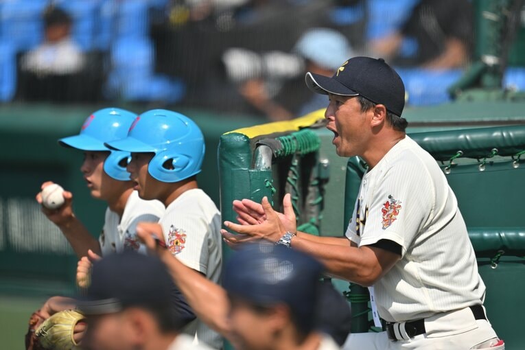 ガッツポーズが熱い「高校球界の闘将」神村学園・小田大介監督　©Hideki Sugiyama