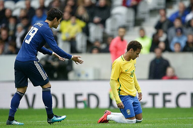 ファウルを受けたネイマールを気に掛ける酒井 ／ photograph by Getty Images