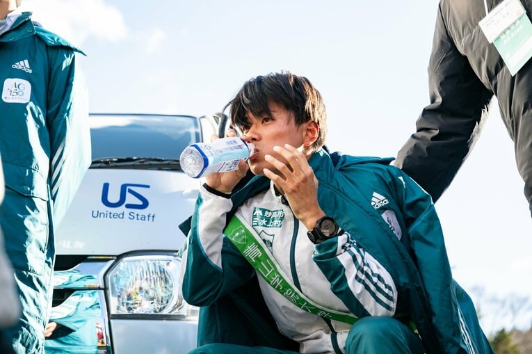 【5区悲喜こもごも】区間賞の若林もさすがに疲労を隠せない。直後のテレビ会見ではひとり椅子に腰かけるシーンも　©Nanae Suzuki