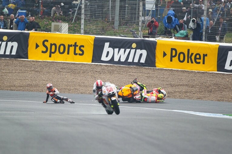 2011年スペインGPで絡んで転倒したバレンティーノ・ロッシとストーナー　©Satoshi Endo