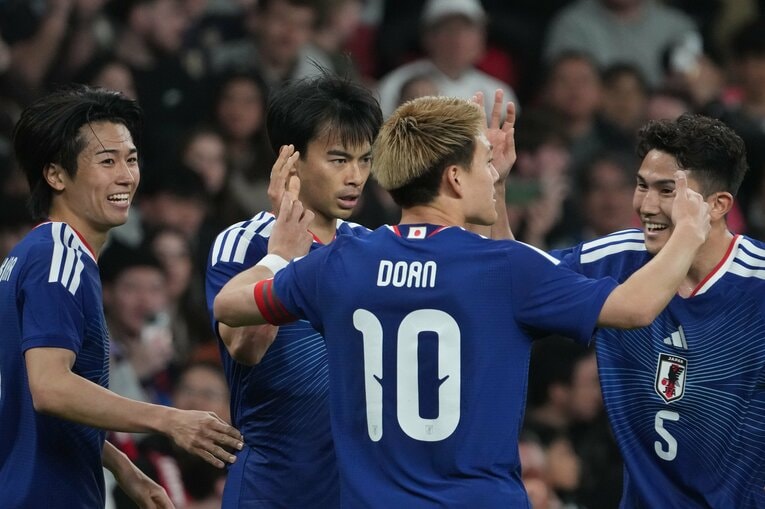 三笘薫のゴールを祝福する選手たち　©Masashi Hara
