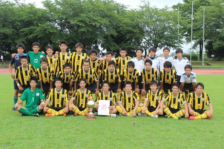 前列でキャプテンマークを巻く鈴木、賞状を持っているのが渡邊。1番吉田、8番小泉、11番坂元、19番岡村　©︎Takahito Ando