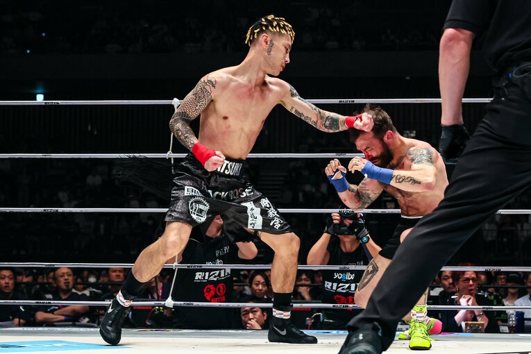 流血したマルチネスは篠塚の右をまともに浴びてリングに崩れ落ちた　©RIZIN FF Susumu Nagao