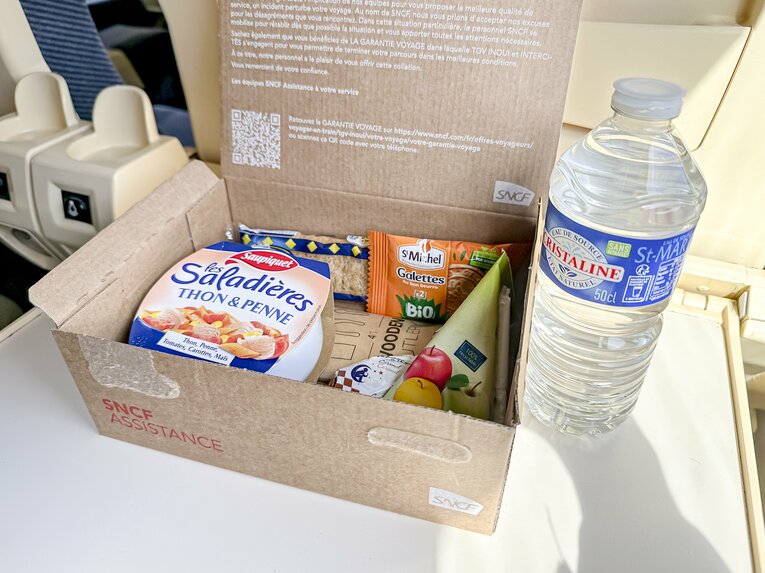 トゥールーズ発マルセイユ行きの特急。遅延でなかなか動かないと思っていたら、なんと非常食が出た　©Kiichi Matsumoto
