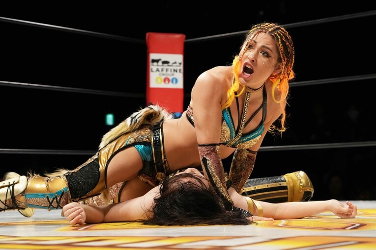 南小桃をフォールするジュリア　©Essei Hara