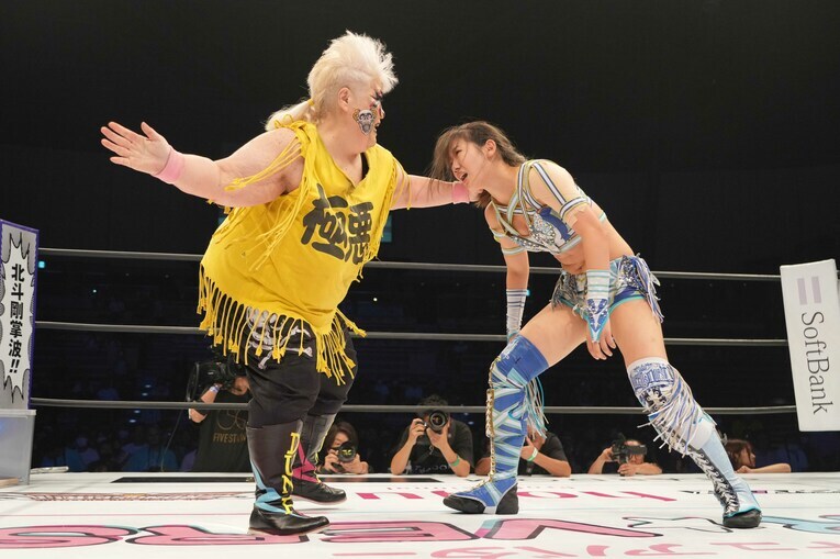 天咲光由に張り手を見舞うダンプ松本