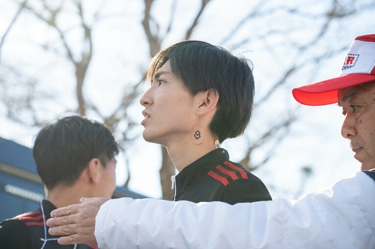 芦ノ湖でチームメイトのゴールを待つ国学院大の平林。最後までその表情に笑顔はなかった　©Nanae Suzuki